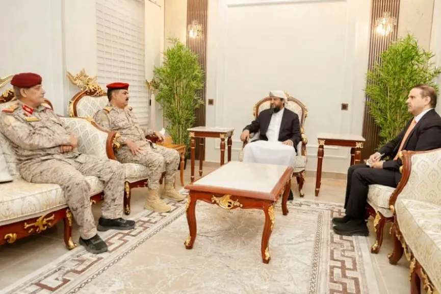 في لقاء مع وزير الدفاع.. المحرمي يناقش خطة 2026 لرفع الكفاءة القتالية للجيش اليمني